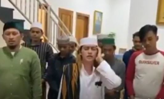 Bahar Smith mengumandangkan azan ajakan jihad. (Foto: Tangkapan video youtube)