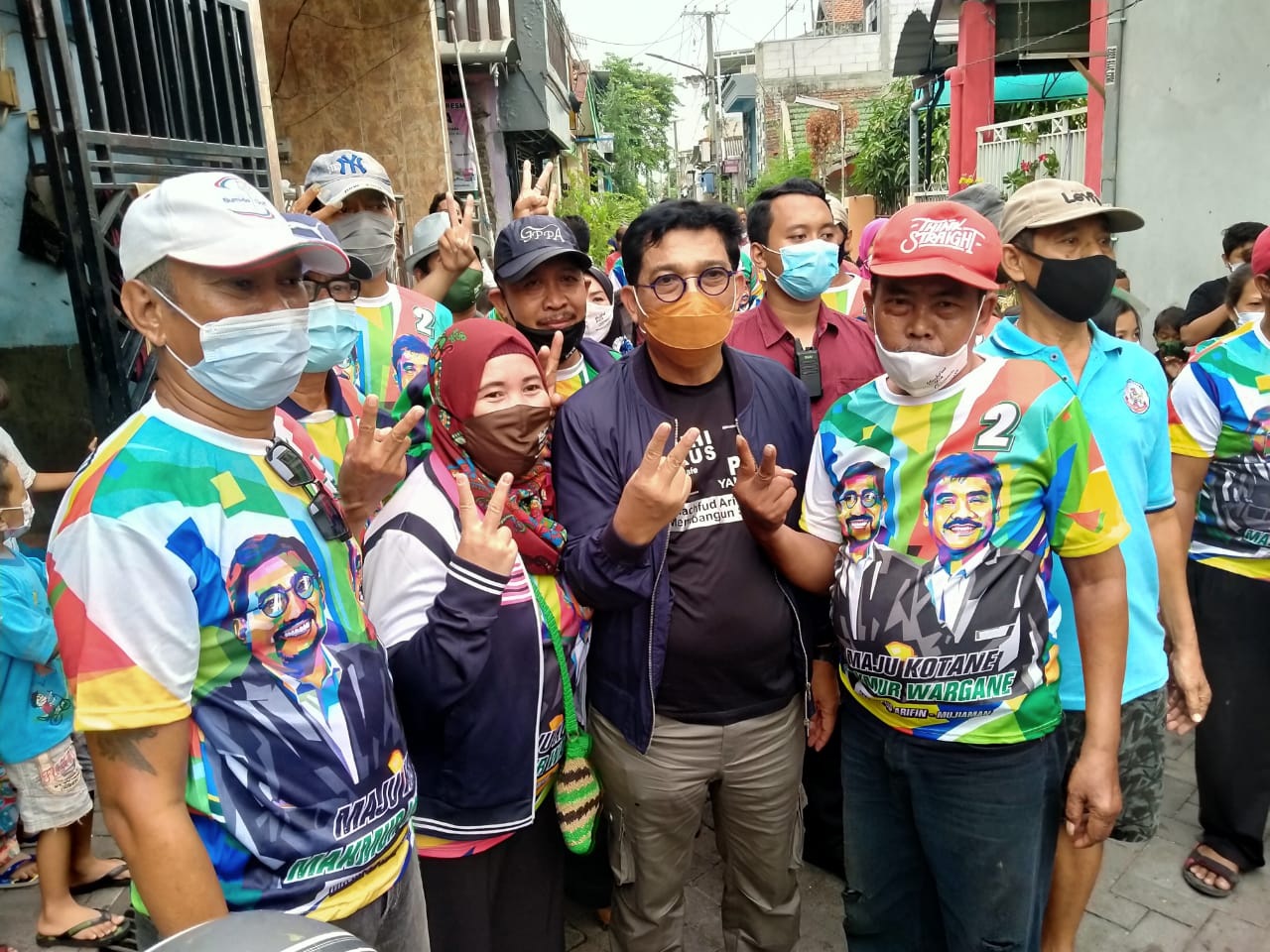 Cawali Surabaya, Machfud Arifin menerima permintaan foto bareng warga ketika safari di Kapas Madya I, Surabaya, Senin 30 November 2020. (Foto: Fariz Yarbo/Ngopibareng.id)