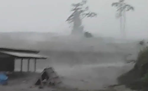 Lahar panas menenggelamkan sebagian daerah di Dusun Sumbersari, Desa Supiturang, Lumajang, Selas pagi. Gunung Semeru gawat tapi tidak meletus. (Foto:Istimewa)