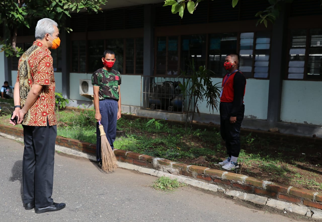 Gubernur Jawa Tengah Ganjar Pranowo saat berbincang dengan siswa SMKN Jateng. Ganjar datang ke sekolah ini untuk memastikan kesiapan sekolah tatap muka. (Foto: Istimewa)