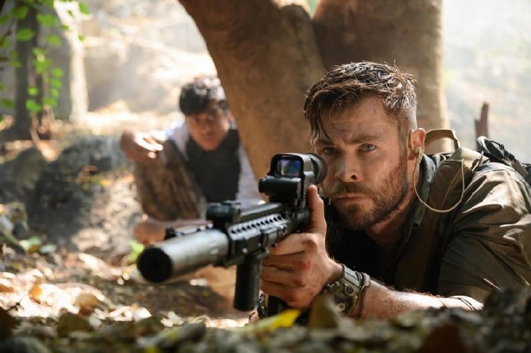 Salah satu adegan film Extraction dibintangi Chris Hemsworth. (Foto: Netflix)