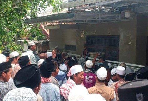 Puluhan massa mendatangi rumah ibunda Mahfud MD di Pamekasan. (Foto: Tangkapan video youtube)