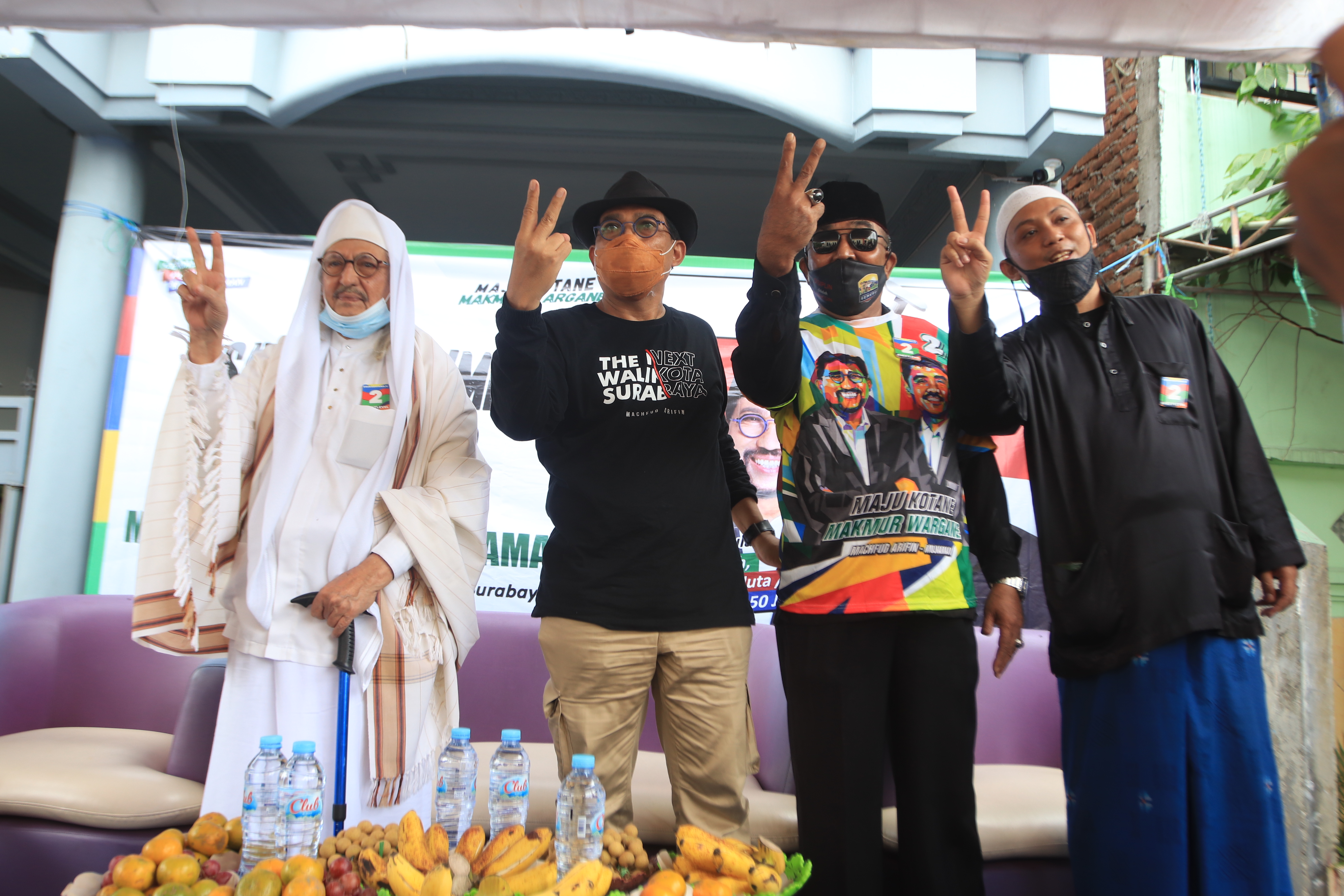 Cawali Surabaya, Machfud Arifin (dua dari kiri) berfoto bersama dengan Habib Smeith ketika safari di Kelurahan Ujung, Kecamatan Semampir, Surabaya, Selasa 1 Desember 2020. (Foto: Fariz Yarbo/Ngopibareng.id)