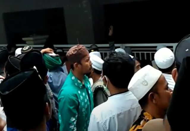 Aksi massa yang mengatasnamakan Aliansi Umat Madura, Habaib datangi rumah ibunda Mahfud MD di Pamekasan. (Foto: Tangkapan layar video youtube)