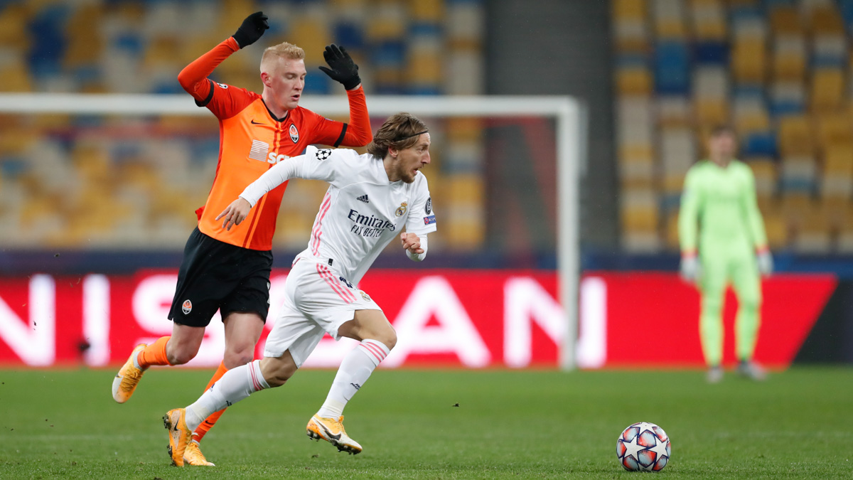 Luka Modric beebut bola dengan pemain Shakhtar Donetsk. Dalam pertandingan tersebut Ral Madrid kalah 0-2. (Foto: AFP)