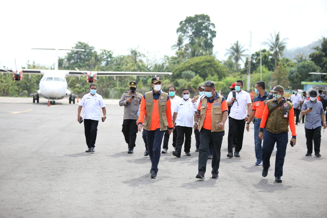 Kepala BNPB Doni Monardo meninjau korban erupsi gunung Ili Lewotolok di NTT. (Foto: Dok BNPB)