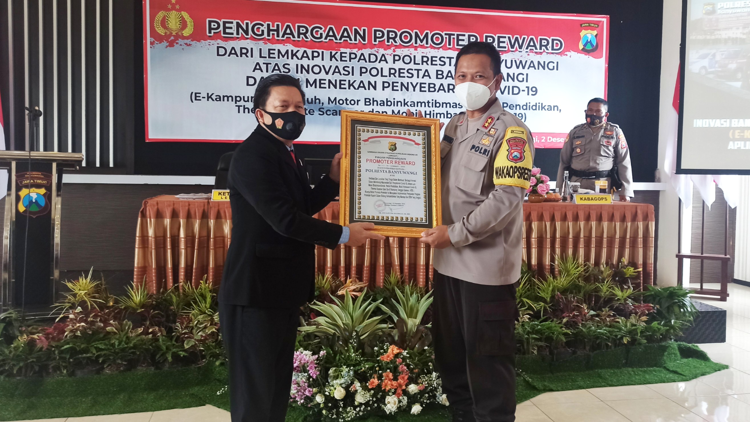 Wakapolresta Banyuwangi AKBP Kusumo Wahyu Bintoro menerima penghargaan Promoter Reward dari Direktur Eksekutif  Lemkapi (foto:Muh Hujaini/Ngopibareng.id)