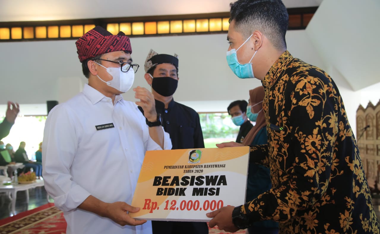 Bupati Banyuwangi Abdullah Azwar Anas menyerahkan beasiswa Banyuwangi Cerdas (foto: Istimewa)