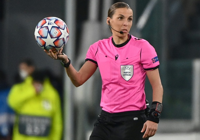 Stephanie Frappart, wasit perempuan di Liga Champions putra. (Foto: Twitter @UEFA)