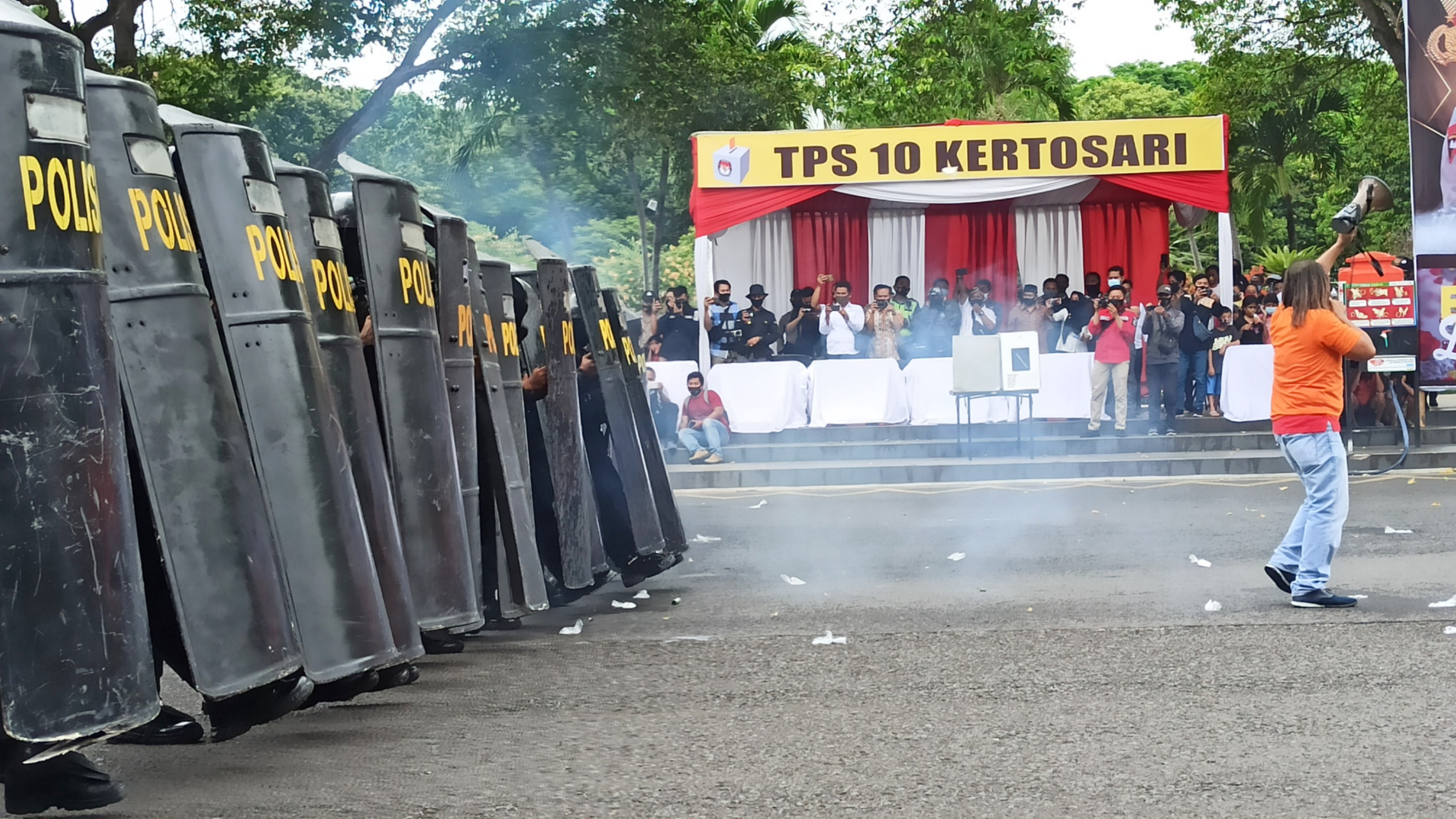 Aparat kepolisian mensimulasikan Sispamkota dalam rangka pengamanan Pilkada 2020, beberapa waktu lalu. (Foto: Muh Hujaini/Ngopibareng.id)