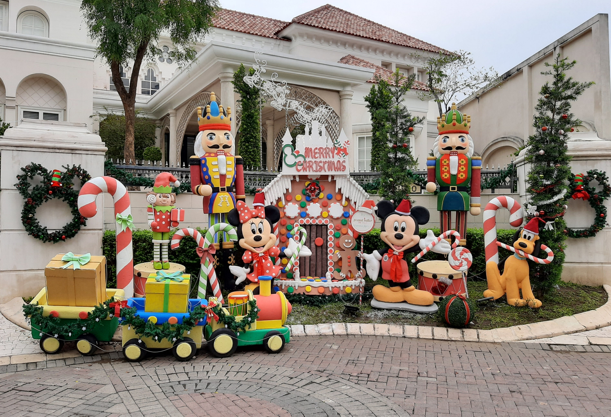 Dekorasi Natal yang ada di luar rumah milik salah satu warga Graha Family Surabaya. (Foto: Pita Sari/Ngopibareng.id)