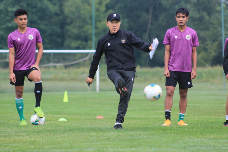 Shin Tae-yong saat memberikan materi latihan pada para pemain Timnas U-19. (Foto: pssi.org)