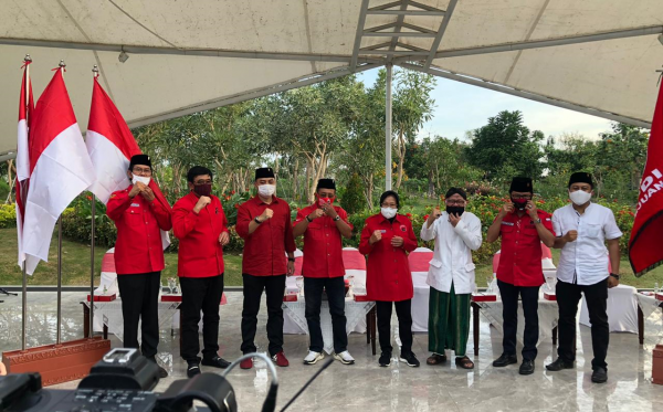 Tri Rismaharini dan Eri Cahyadi ketika deklarasi di Taman Harmoni. (Foto: Andhi Dwi/Ngopibareng.id)