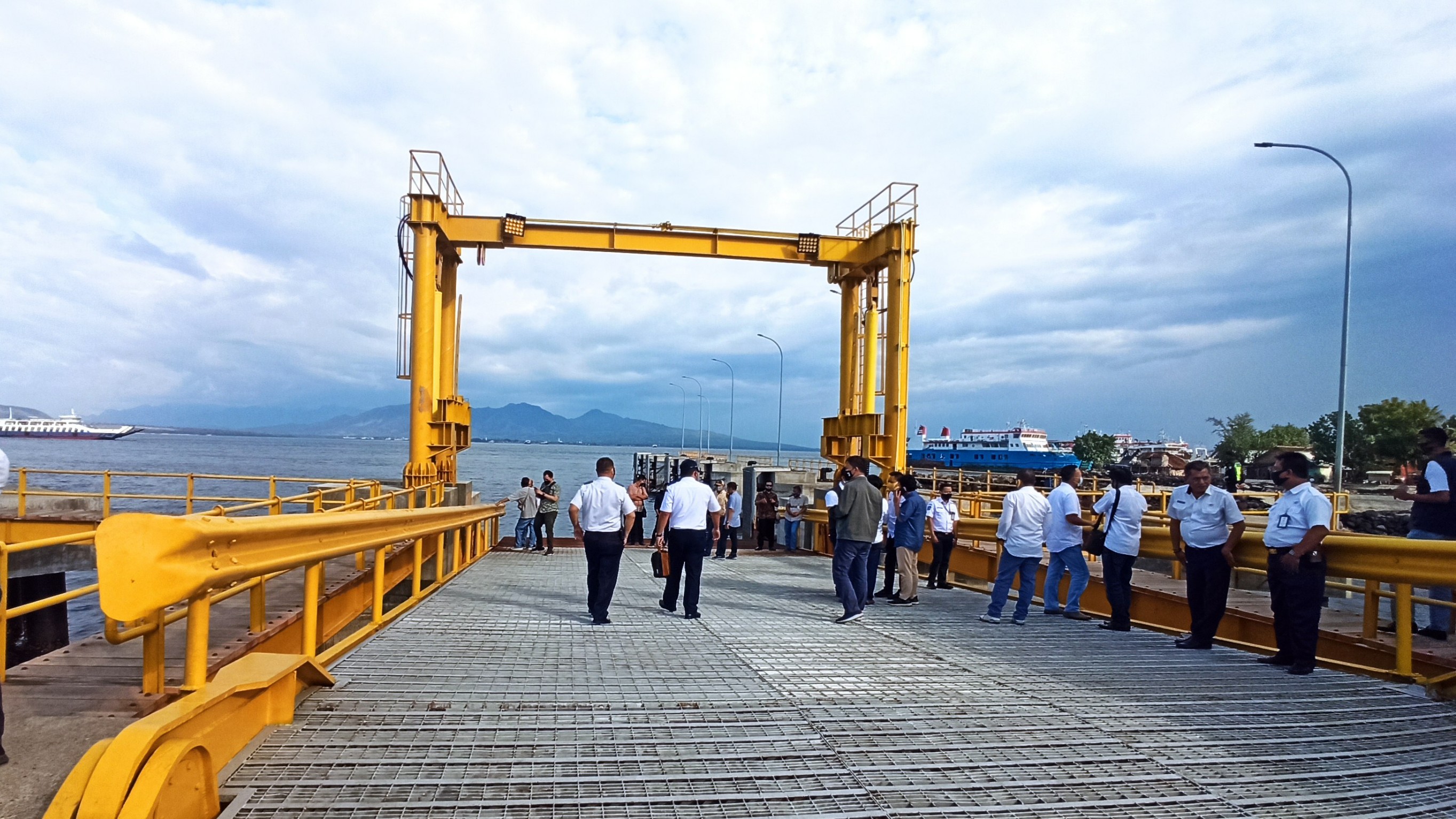 Tim dari Kementerian Perhubungan meninjau dermaga yang akan digunakan untuk pengoperasian lintasan Ketapang-Lembar pada pertengahn Oktober 2020 lalu. (Foto: Muh Hujaini/Ngopibareng.id)