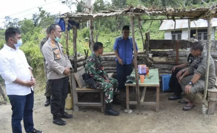 Kepala Kepolisian Daerah Sulawesi Tengah Inspektur Jenderal Polisi Abdul Rakhman Baso (kanan) saat mendampingi tim Mabes Polri, BNPT dan LPSK mendatangi tempat kekerasan yang diduga dilakukan terorisme MIT Poso, di Kabupaten Sigi, di Sigi, Rabu 2 Desember 2020. (Foto: Antara/Humas Polda Sulteng)