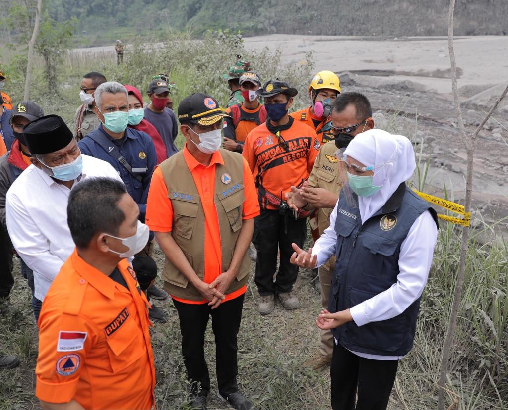 Kepala BNPB Letjen TNI Doni Monardo (tengah) berdiskusi dengan Gubernur Jatim Khofifah Indar Parawansa ketika melihat kondisi Curah Kobokan di Lumajang, Surabaya, Kamis 3 Desember 2020. (Foto: Istimewa)