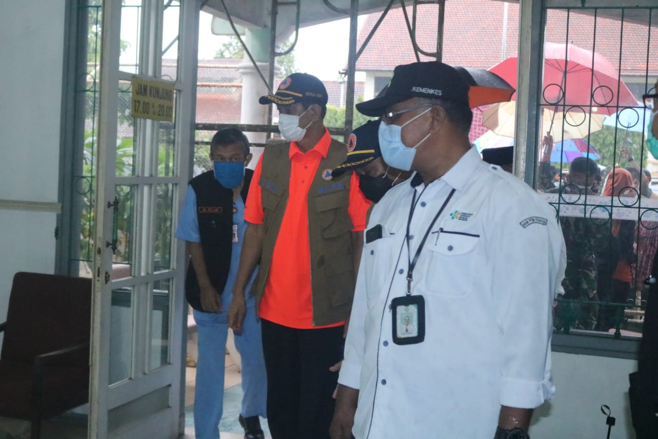 Ketua Satgas Covid-19, Letjen TNI Doni Monardo (baju oranye) saat meninjau pembangunan RS lapangan di Politeknik Kesehatan Malang (Foto: Lalu Theo/Ngopibareng.id) 