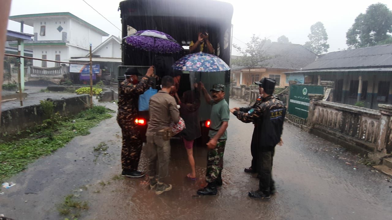 Truk BPBD mengevakuasi warga sejumlah desa di lereng atas Gunung Semeru di Lumajang. (foto: Ikhsan Mahmudi/Ngopibareng.id)