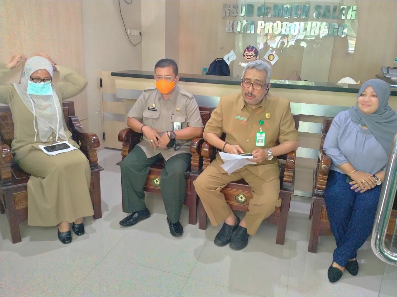 Plt Dirut RSUD dr Mohamad Saleh, Kota Probolinggo, dr Abraar HS Kuddah SpB (nomor dua dari kanan) dalam suatu kesempatan. (foto: Ikhsan Mahmudi/Ngopibareng.id)