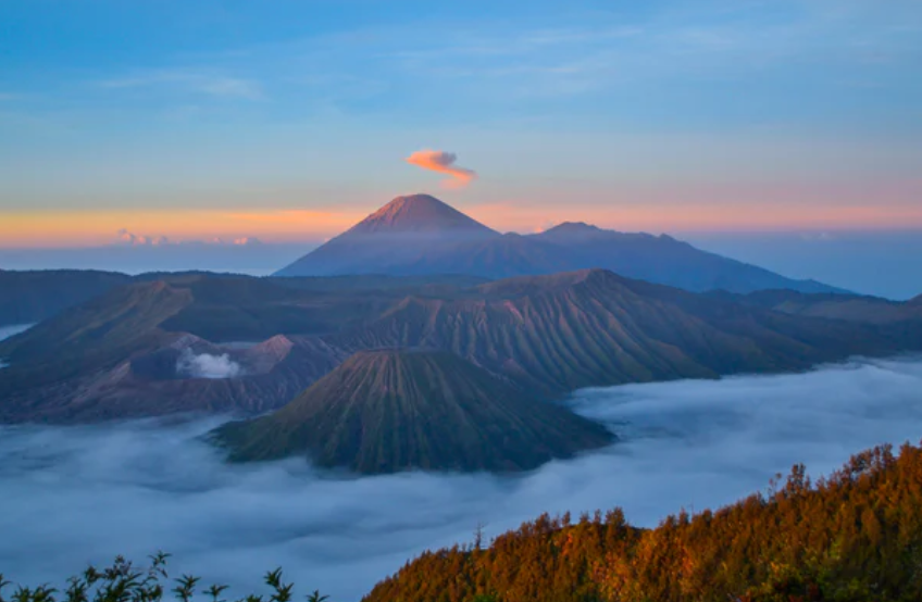 Gunung Semeru dilaporkan mengelurkan guguran lava pijar. (unsplash.com)