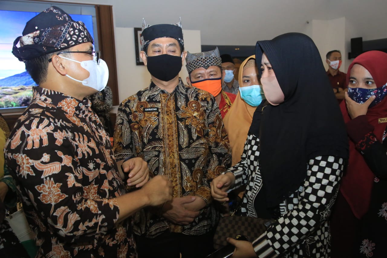 Suasana haru saat Seorang guru menemui Bupati Banyuwangi Abdullah Azwar Anas. (Foto: Istimewa) 