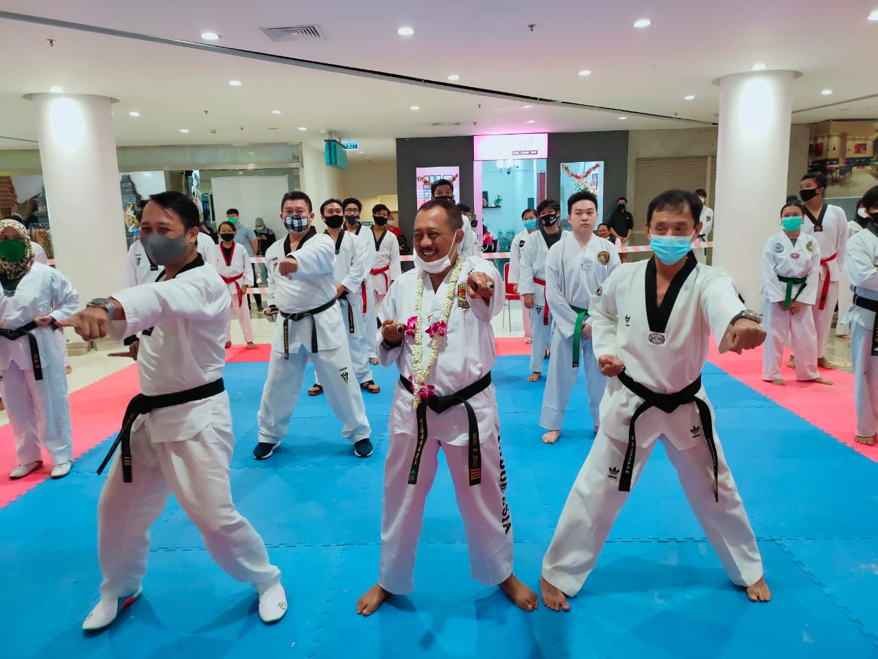 Calon Wakil Walikota Surabaya Armuji ketika ikut latihan Taekwondo Surabaya. (Foto: PDI Perjuangan)