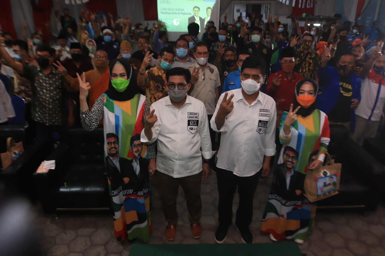 Paslon MAJU didampingi istri berfoto bersama dengan seluruh relawan di Posko Pemenangan MAJU, Surabaya, Jumat 4 Desember 2020. (Foto: Fariz Yarbo/Ngopibareng.id)