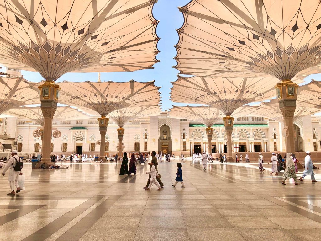 Payung menambah suasana Masjid Nabawi di Madinah. (Foto: Istimewa)