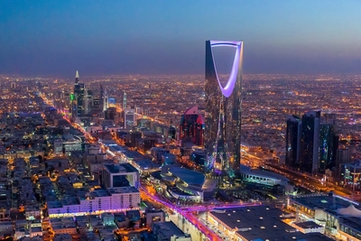 Suasana Arab Saudi terkini, tampak modern dan gebyar malam hari. (Foto: bbc)