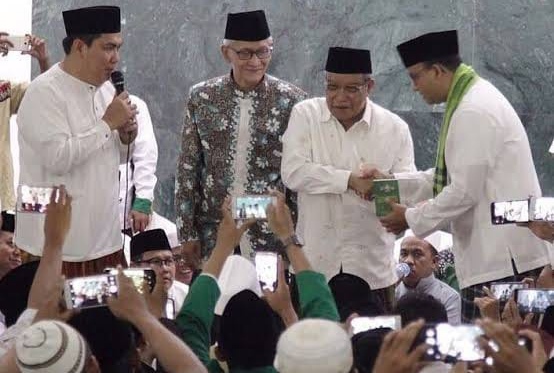 Ketua Umum PBNU KH Said Aqil Siroj bersama Anies Baswedan dalam kegiatan keagamaan di Jakarta. Disaksikan Rais Aam PBNU KH Miftachul Akhyar dan Sekjen PBNU Helmy Faishal Zaini. (Foto: dok/Ngopibareng.id) 