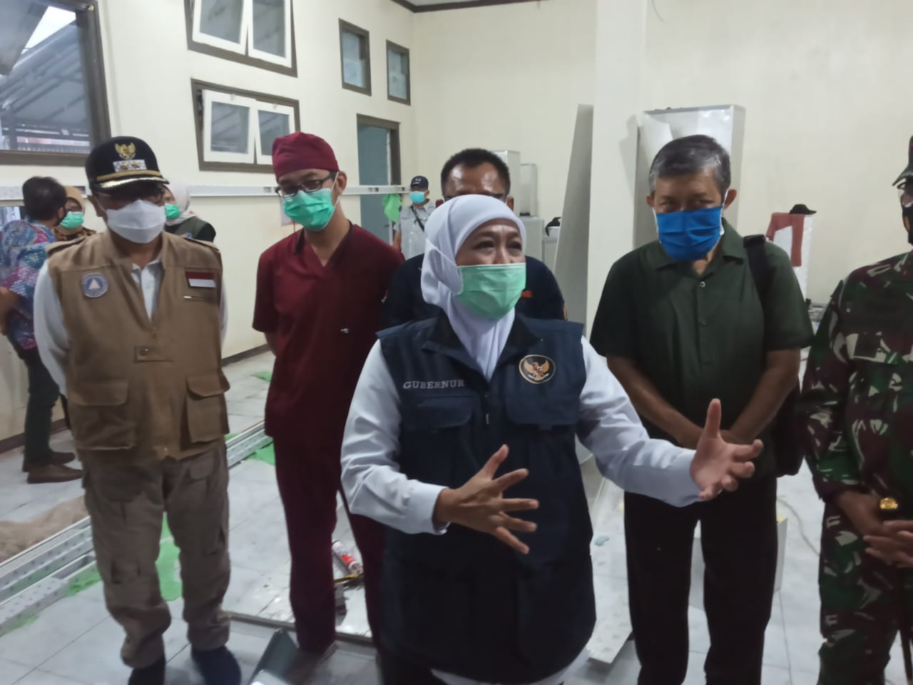 Gubernur Jawa Timur, Khofifah Indar Parawansa, saat meninjau Rumah Sakit (RS) lapangan di Politeknik Kesehatan Malang. (Foto: Lalu Theo/Ngopibareng.id)