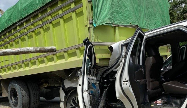 Wakil Ketua Dewan Perwakilan Daerah (DPD) RI, Mahyudin dan istrinya, Agati Sulie selamat dari kecelakaan beruntun di ruas Jalan Samarinda. (Foto: Istimewa)
