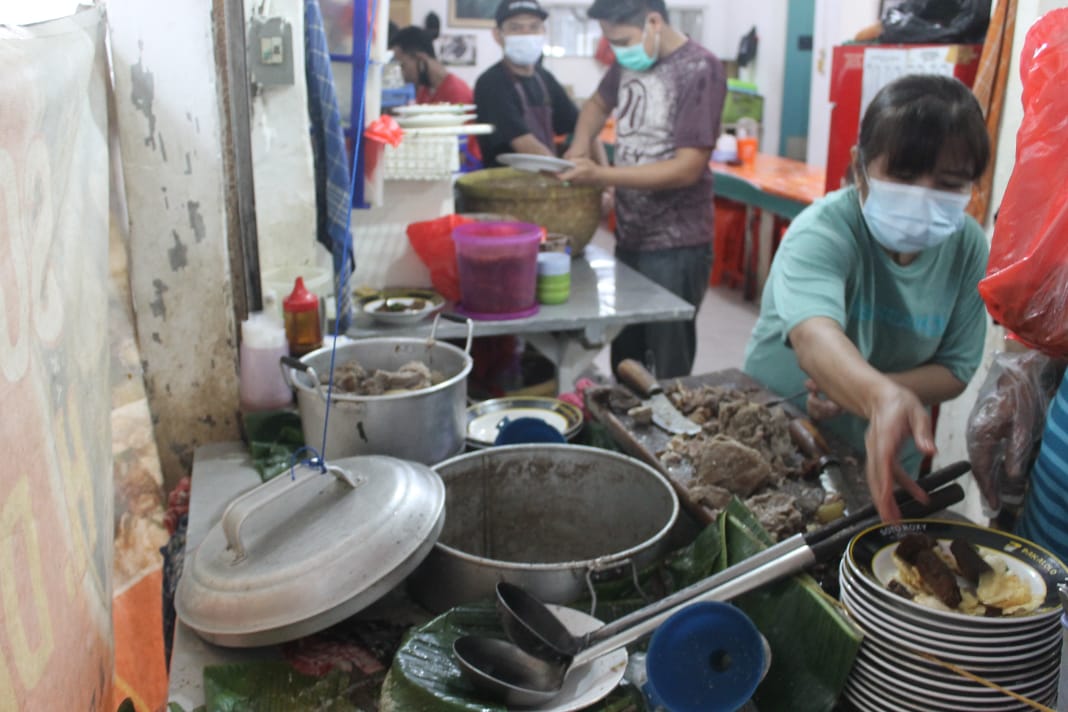 Karyawan Soto Roxy H. Darwasa melayani pembeli. (Foto: Asmanu Soedarso/Ngopibareng.id)