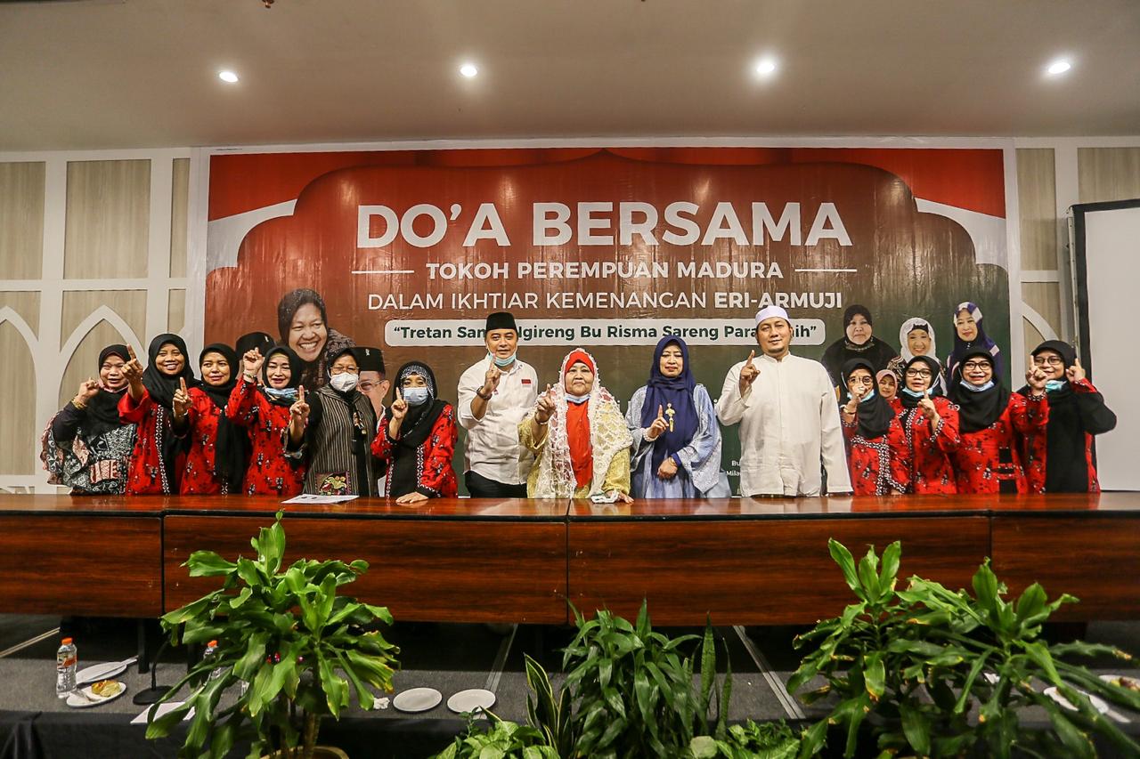 Silaturahmi Eri Cahyadi dengan Nyai-nyai Madura. (Foto: Tim Eri Cahyadi-Armuji/Ngopibareng.id)