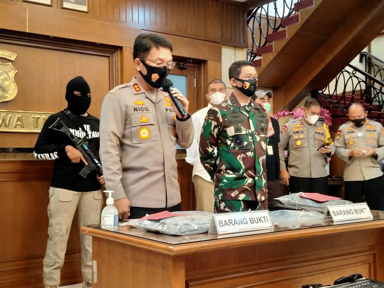 Kapolda Jawa Timur Irjen Pol Nico Afinta didampingi Pangdam V Brawijaya Mayjen TNI Suharyanto menyampaikan penjelasan terkai penangkapan tersangka yang nengancam akan membunuh Menkopolhukam Mahfud MD di Mapolda Jatim, Surabaya, Sabtu 5 Desember 2020 malam. (Foto: Fariz Yarbo/Ngopibareng.id)