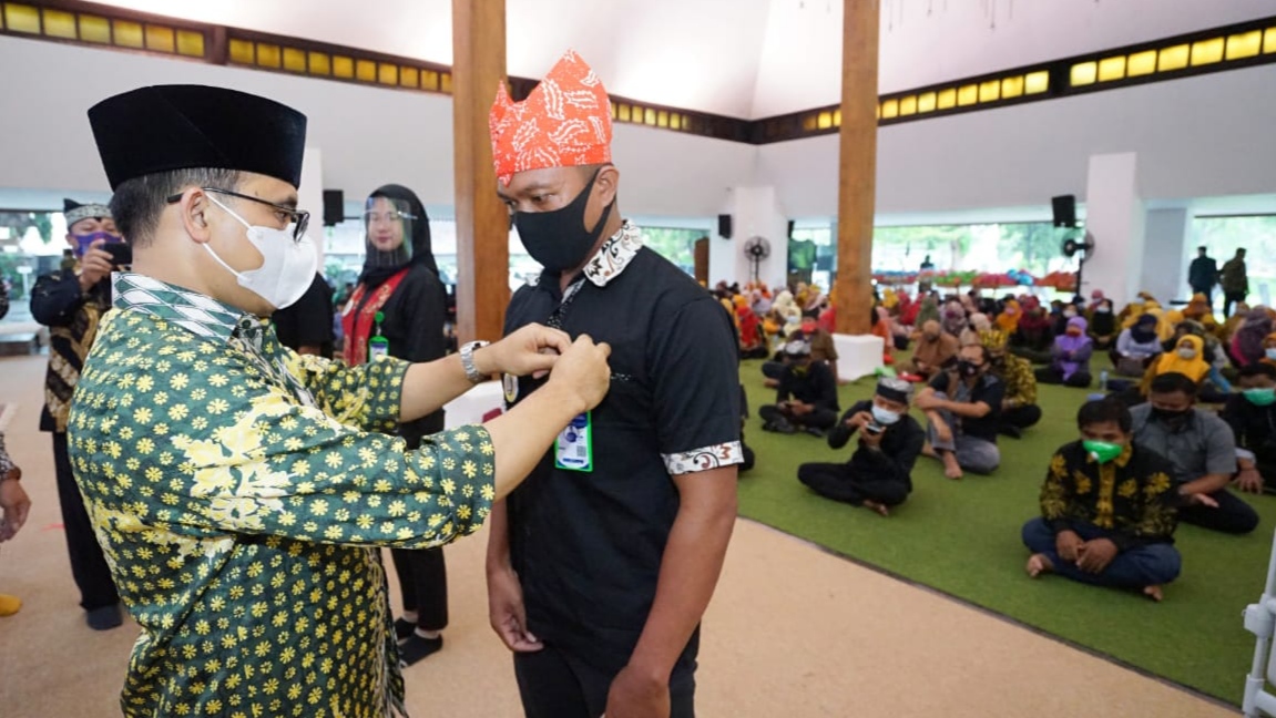 Bupati Banyuwangi Abdullah Azwar Anas menyematkan pin tanda lolos uji sertifikasi kompetensi protokol kesehatan bagi pemandu dan driver kendaran wisata (Foto: Istimewa) 