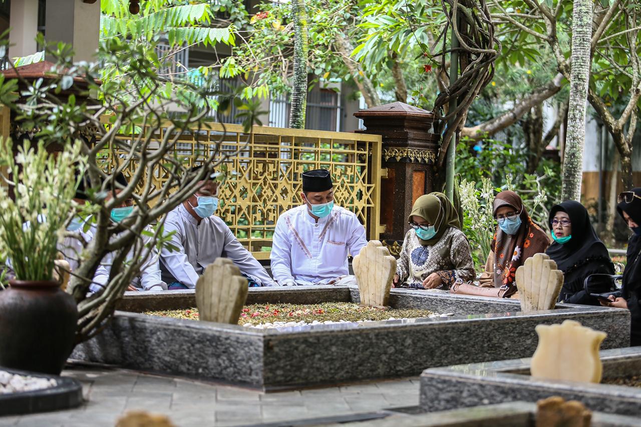 Calon Walikota Surabaya Eri Cahyadi ketika ziarah kubur di Jombang. (Foto: PDI Perjuangan)