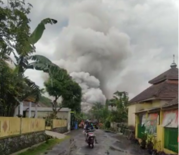 Warga diimbau regu penyelamat untuk segera meninggalkan rumah ketika Gunung Semeru memuntahkan awan panas. (Foto: YouTube)