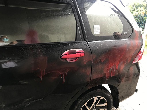 Mobil Ketua Umum Persaudaraan Alumni (Ketum PA) 212 dicorat-coret pylox merah. (Foto: Twitter @17agustus98)