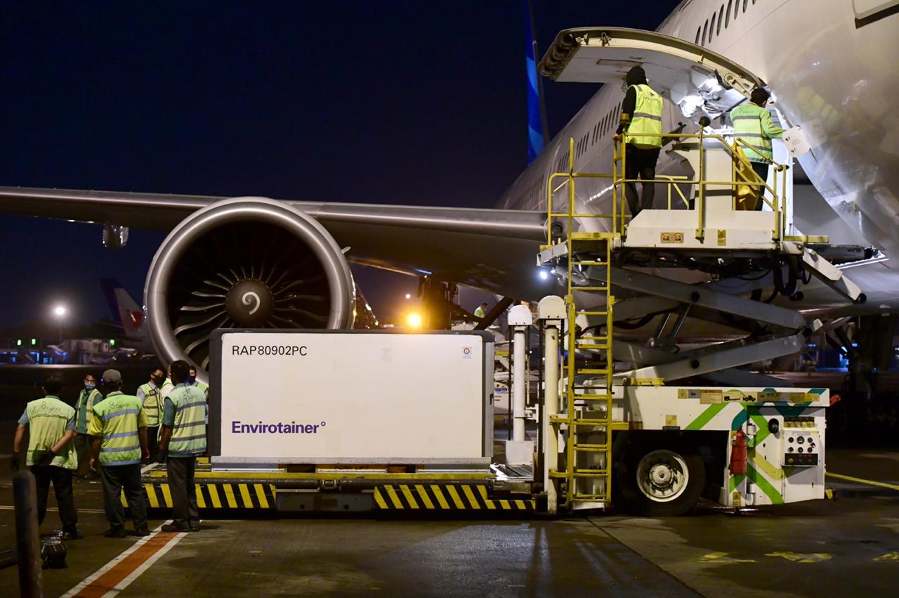 Sebanyak 1,2 juta vaksin Covid-19 tiba di Indonesia pada Minggu, 6 Desember 2020 malam menggunakan pesawat charter Garuda Indonesia. (Foto: Setpres)