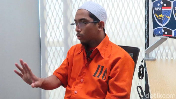 Ustadz Maaher alias Soni Eranata saat ditahan oleh Mabes Polri. (Foto: Dtk)