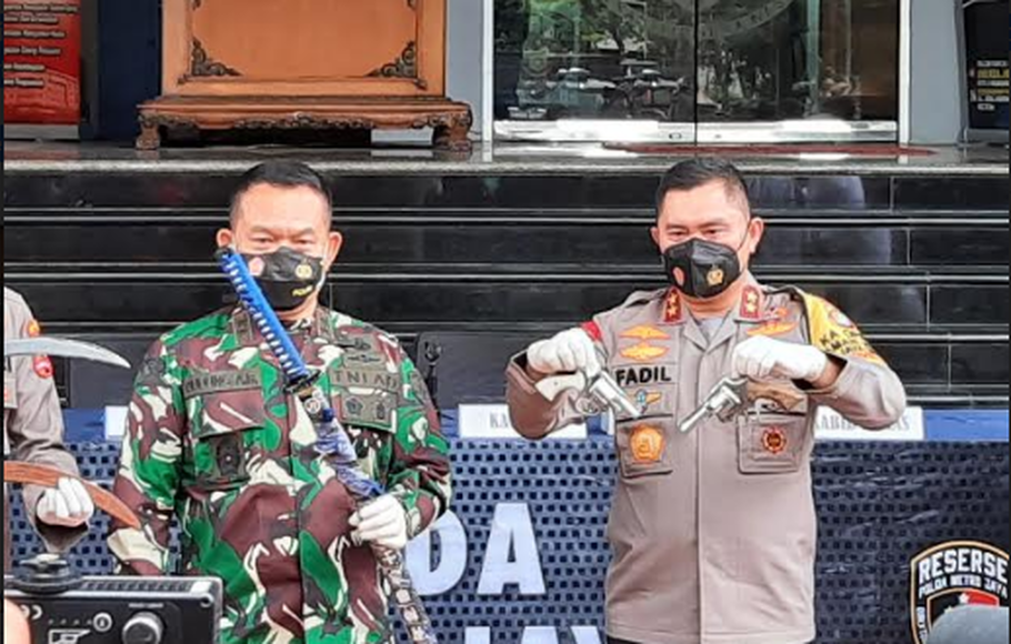 Kapolda Metro Jaya dan Pangdam Jaya menunjukkan barang bukti yang digunakan untuk menyerang polisi. (Foto:Beritasatu.com/Bayu Marhaenjati)