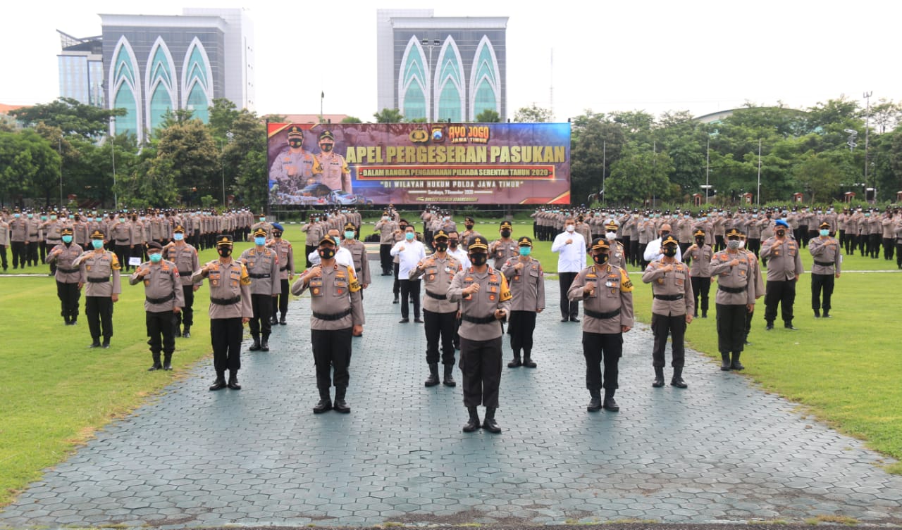 Kapolda Jatim, Irjen Pol Nico Afinta bersama seluruh pasukan yang akan melaksanakan pengamanan Pilkada Serentak dalam apel di Mapolda Jatim, Surbaya, Senin 7 Desember 2020. 