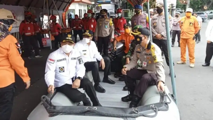 Forkopimda Kota Malang saat meninjau kesiapan sarana dan prasarana terkait persiapan bencana hidrometeorologi di Balai Kota Malang beberapa waktu lalu. (Foto: Lalu Theo/Ngopibareng.id)