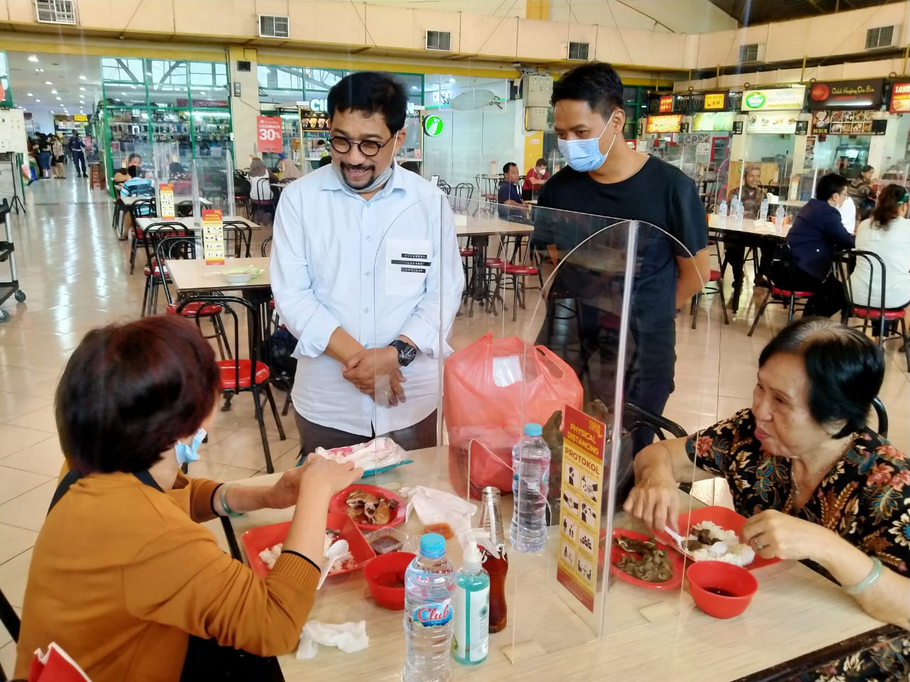 Cawali Surabaya Machfud Arifin ketika berdiskusi dengan warga saat makan siang di Pasar Atom, Surabaya, Senin 7 Desember 2020. (Foto: Fariz Yarbo/Ngopibareng.id)