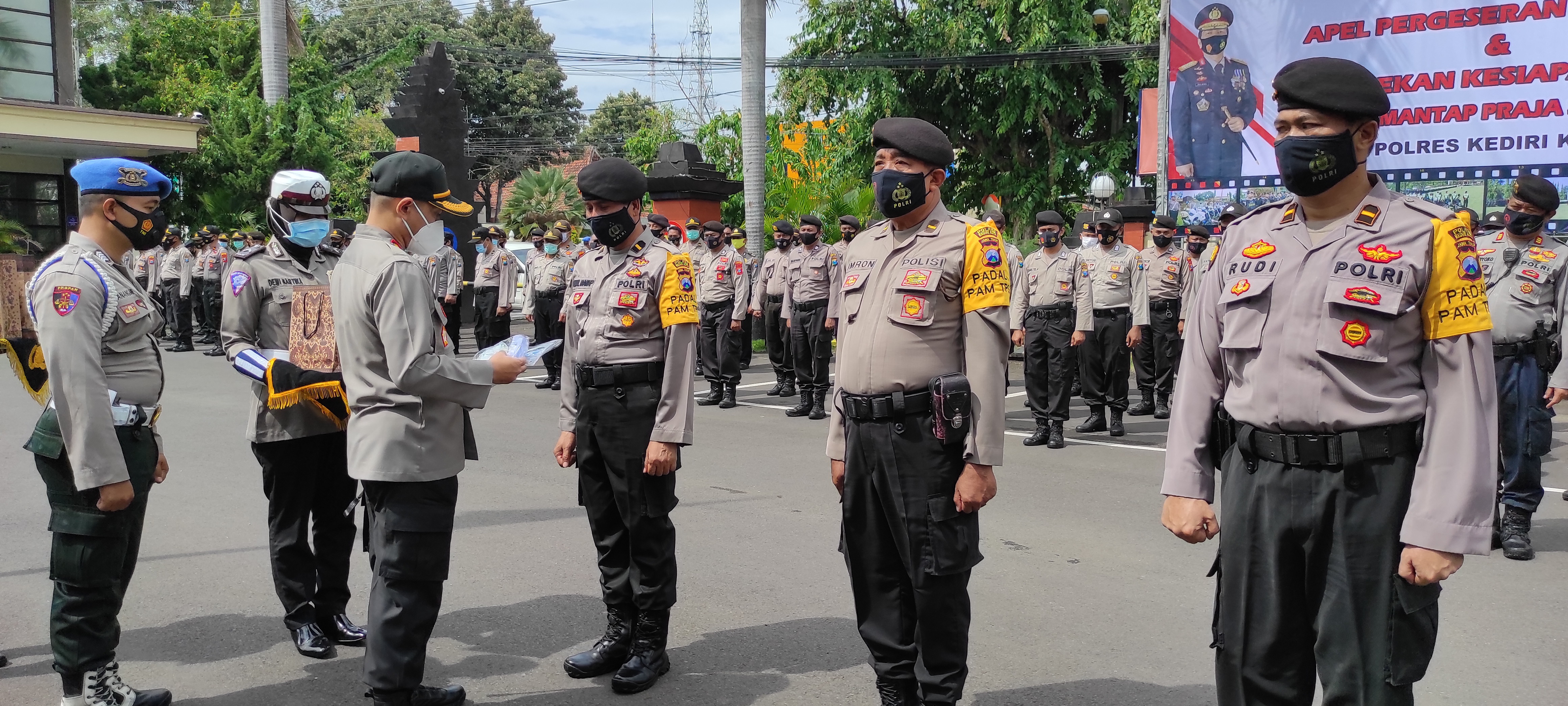 Kapolres Kediri Kota AKBP Miko Indrayana bekali anggotanya dengan peralatan protokol kesehatan (prokes) atau alat pelindung diri (APD). (Foto: Fendhy Plesmana/Ngopibareng.id)