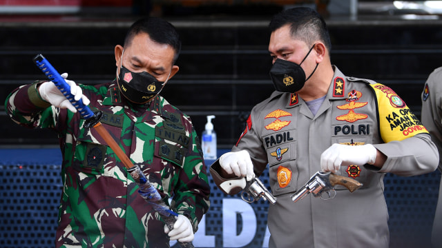 Kapolda Metro Jaya Irjen Pol Fadil Imran bersama Pangdam Jaya Mayjen TNI Dudung Abdurachman menunjukkan barang bukti terkait penyerangan polisi di Polda Metro Jaya, Senin 7 Desember 2020. (Foto: Sigit Kurniawan/ANTARA FOTO)