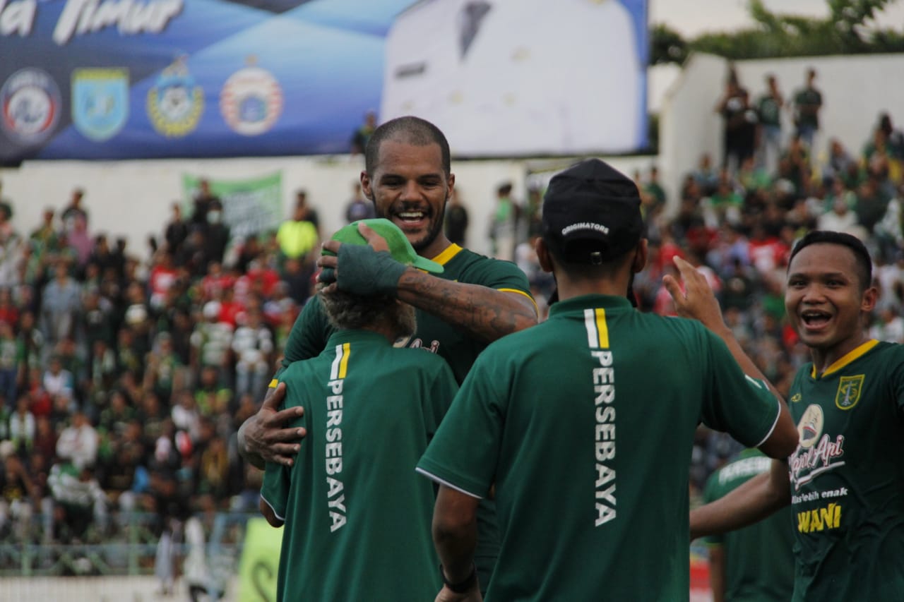 David Da Silva melakukan selebrasi usai kemenangan Persebaya di Piala Gubernur Jatim. (Foto: Fariz Yarbo/Ngopibareng.id)