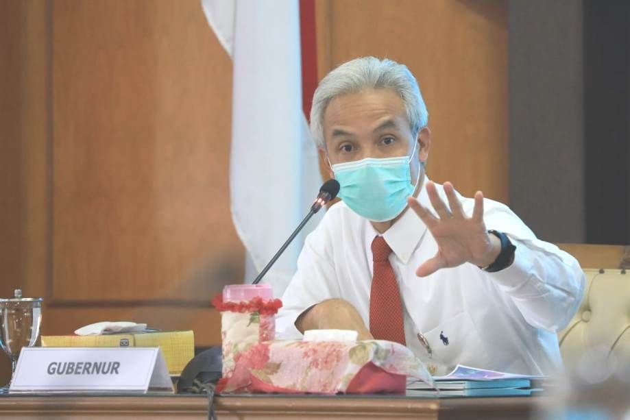 Gubernur Ganjar Pranowo mengapresiasi inisiatif Bupati Banjarnegara, Budhi Sarwono yang peduli infrastruktur. (Foto: Dok. Pemprov Jateng)