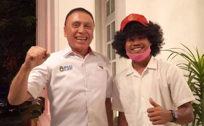 Bagus Kahfi pose bersama Ketua Umum Persatuan Sepakbola Seluruh Indonesia (PSSI), Mochamad Iriawan alias Iwan Bule. (Foto: Instagram Bagus Kahfi.